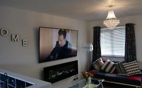 Milton Keynes Luxury Short Stay House With Wifi And Free Parking
