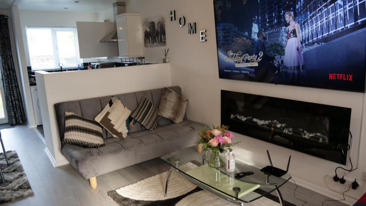 Milton Keynes Luxury Short Stay House With Wifi And Free Parking Wolverton  Exterior photo