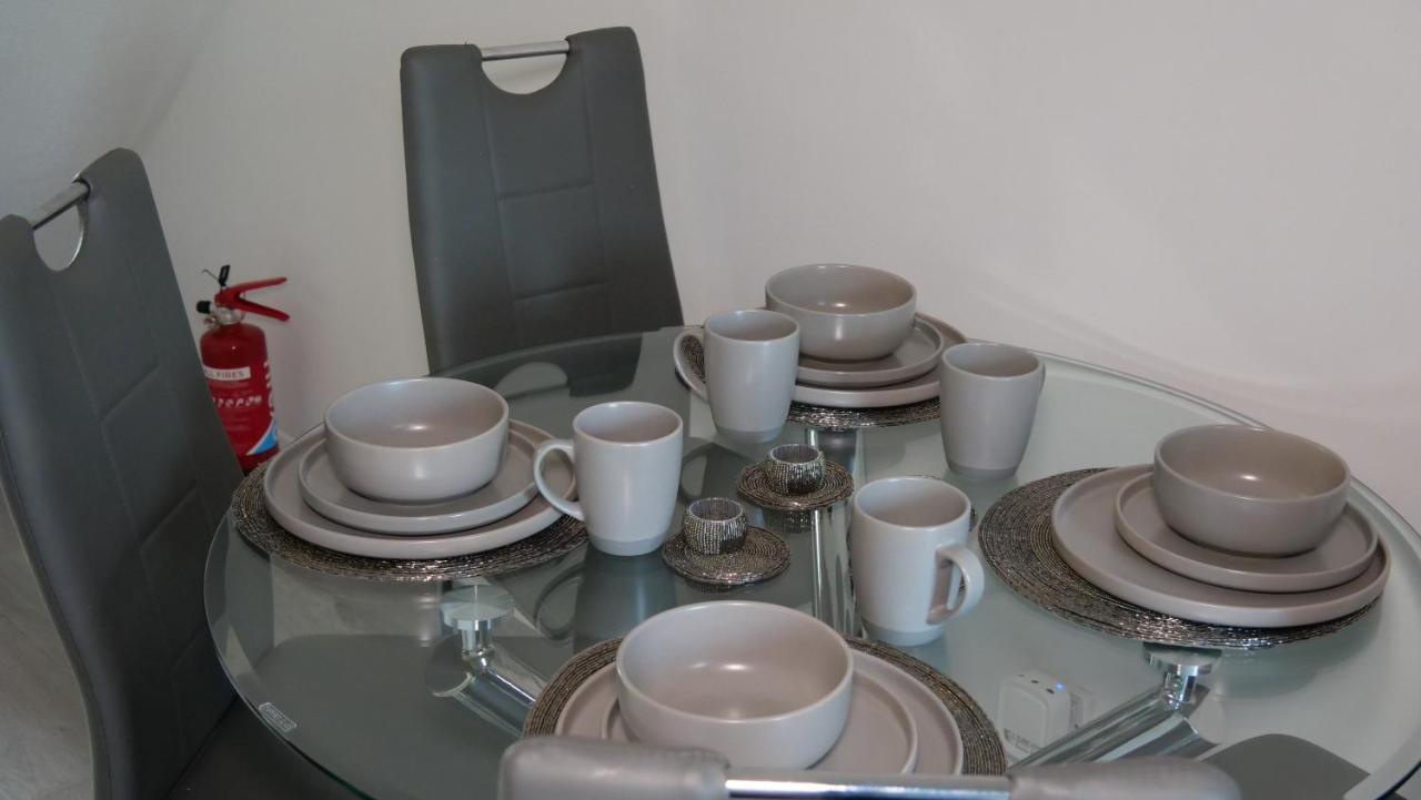 Milton Keynes Luxury Short Stay House With Wifi And Free Parking Wolverton  Exterior photo