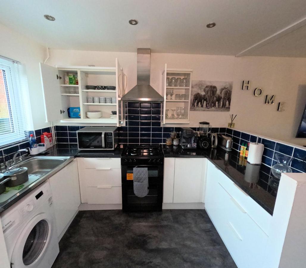 Milton Keynes Luxury Short Stay House With Wifi And Free Parking Wolverton  Exterior photo